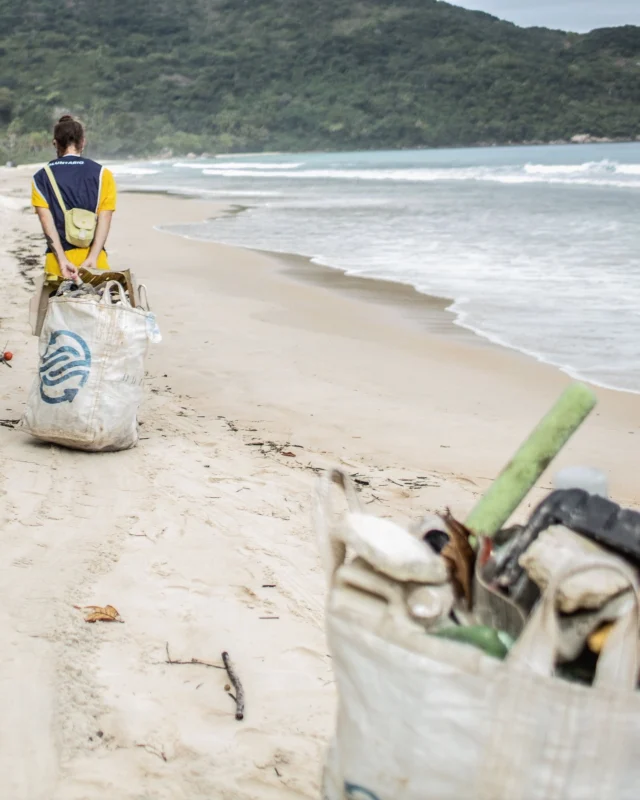 Um gesto coletivo em prol da Mãe Terra marcou a Semana do Meio Ambiente, em Angra dos Reis.Diversas ações foram realizadas com um objetivo em comum: contribuir para a conservação dos ciclos naturais e despertar a consciência ambiental.O Projeto OPAOMA participou ativamente do mutirão de limpeza em Lopes Mendes, que reuniu ONGs, instituições e voluntários engajados na causa. @peig_ilha_grande @ongsomosnatureza @gpakilhagrande @marulhoecoA força-tarefa resultou na retirada de mais de 500 kg de resíduos — mais de meia tonelada — reforçando como a união de esforços pode gerar impactos significativos.Além de chamar a atenção para os desafios ambientais, iniciativas como essa mostram que a colaboração é o caminho para soluções mais eficazes. Juntos, somos mais fortes e capazes de promover mudanças reais.